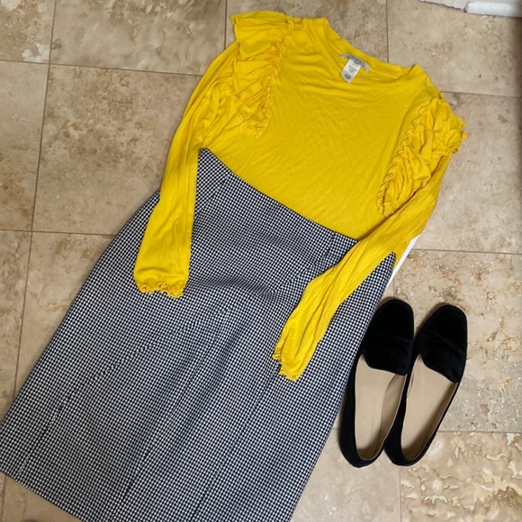 Ribbed Long Sleeved blouse. Gold NWT Size Medium - Picture 3 of 4